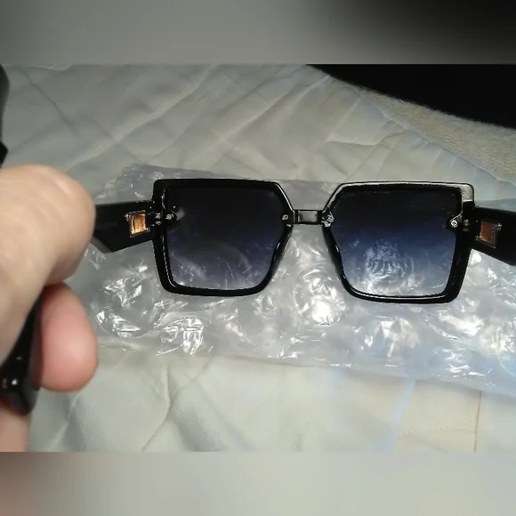 AUTHENTIC Louis Vuitton Black Sunglasses W/ Gold Monogram GORGEOUS MONOGRAM - Picture 3 of 14